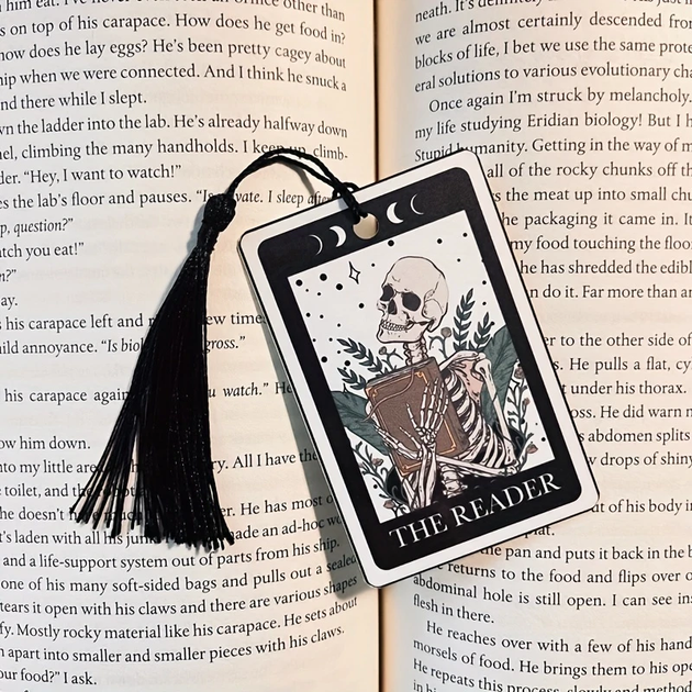 Акриловая закладка с рисунком скелета "The reader" с кисточкой. Закладка для книг. Подарок книголюбам - Фото 1 Акриловая закладка с рисунком скелета "The reader" с кисточкой. Закладка для книг. Подарок книголюбам - изображение 1