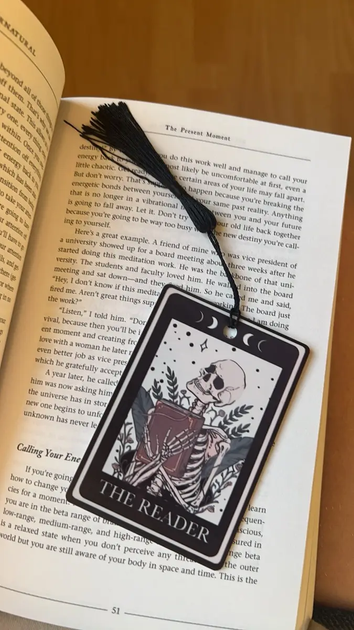 Акриловая закладка с рисунком скелета "The reader" с кисточкой. Закладка для книг. Подарок книголюбам - Фото 2 Акриловая закладка с рисунком скелета "The reader" с кисточкой. Закладка для книг. Подарок книголюбам - изображение 2