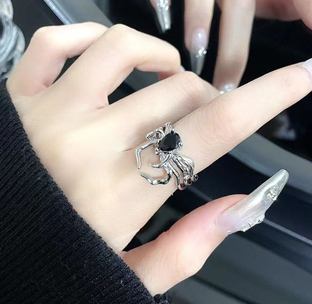 Кільце Павук біжутерія Fashion Jewerly з чорним каменем у стилі y2k, готика регульоване, сріблясте (SVS) - Фото 4 Кільце Павук біжутерія Fashion Jewerly з чорним каменем у стилі y2k, готика регульоване, сріблясте (SVS) - зображення 4