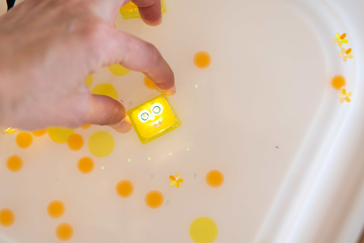 Сенсорні кубики Glo Pals Light Up Cubes Alex Жовті (0850016823113) - зображення 6