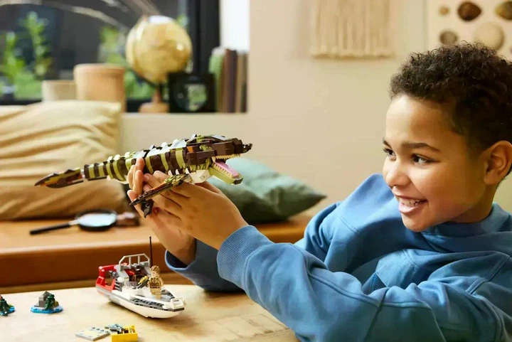 Конструктор LEGO Jurassic World Миссия на лодке из кубиков с