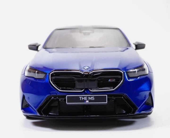 Модель автомобиля BMW M5 (G90) Marina Bay Blue Metallic by GT