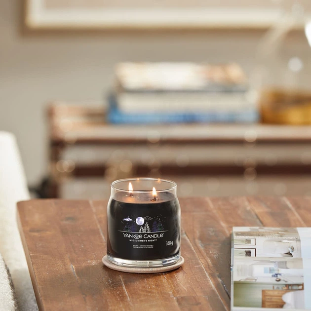 Ароматическая свеча Midsummer's Night Medium Yankee Candle - изображение 3