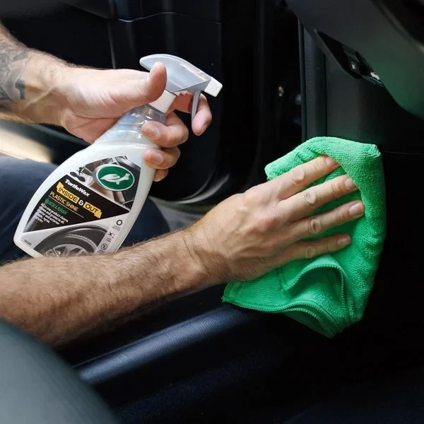 Зволожувач і захист пластику Turtle Wax Inside & Out Plastic 500 мл, догляд за салоном і екстер’єром авто, UV-захист і антистатик - зображення 6