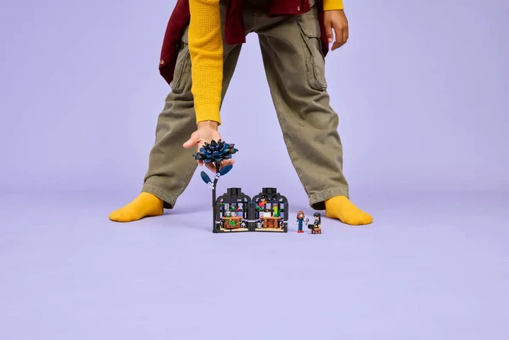 Конструктор LEGO Wednesday Квітка чорної жоржини 358 деталей