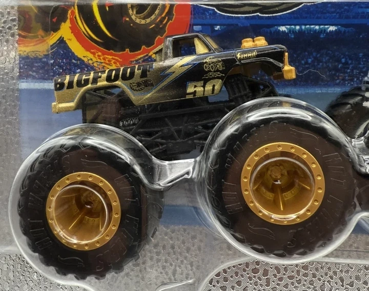 Набір 2 монстр-траки Hot Wheels Bigfoot 50th vs Bigfoot (FYJ64.JCC69) - зображення 5