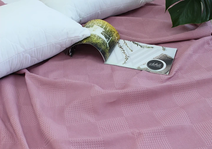 Простирадло-покривало Tag Tekstil піке 160х235 см. Клітина рожева - Фото 2 Простирадло-покривало Tag Tekstil піке 160х235 см. Клітина рожева - зображення 2
