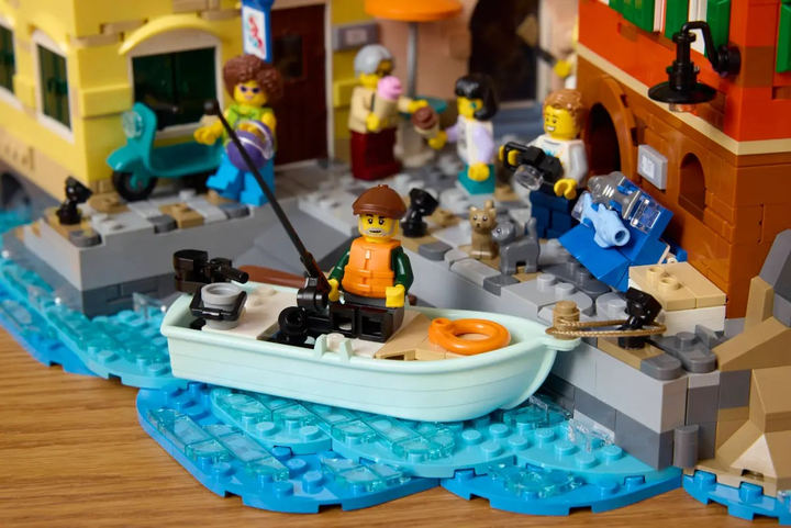 Конструктор LEGO Ideas Італійська Рив'єра 3251 деталей (21359) - зображення 6