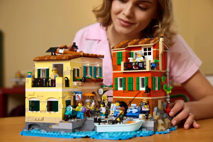 Конструктор LEGO Ideas Італійська Рив'єра 3251 деталей (21359) - зображення 13