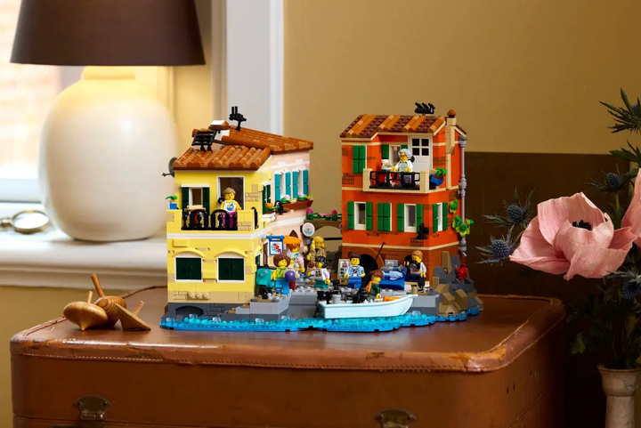 Конструктор LEGO Ideas Італійська Рив'єра 3251 деталей (21359) - зображення 15