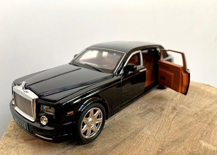 Модель автомобіля Rolls Royce Phantom 1:24. Звук+світло ефекти
