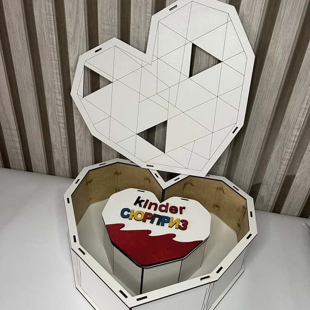 Дерев’яна подарункова коробка «Kinder Сюрприз» у формі серця – оригінальна упаковка для солодощів та подарунків - зображення 2