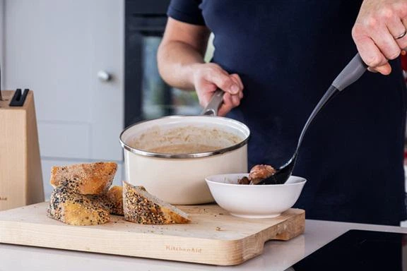 Ложка для сервірування з прорізами KitchenAid Coreline KAS004OHCGG 33.8 см сіра - Фото 4 Ложка для сервірування з прорізами KitchenAid Coreline KAS004OHCGG 33.8 см сіра - зображення 4