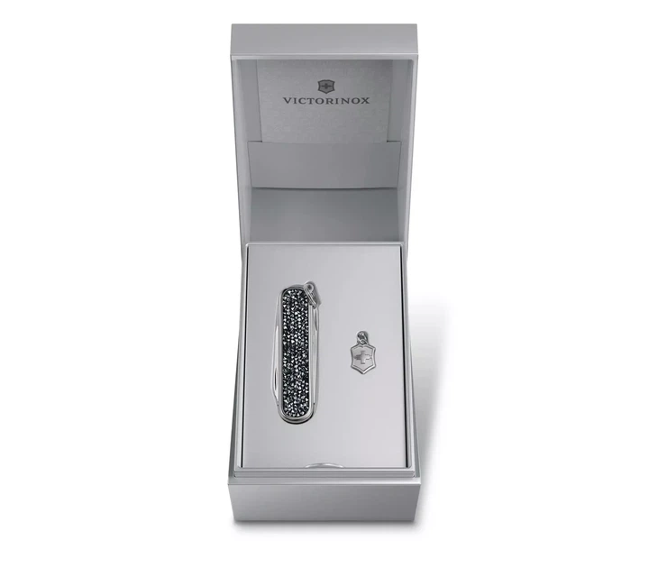 Складной нож Victorinox Classic SD Brilliant Crystal для подарка и повседневного использования с кристаллами 5 - Фото 5 Складной нож Victorinox Classic SD Brilliant Crystal для подарка и повседневного использования с кристаллами 5 - изображение 5