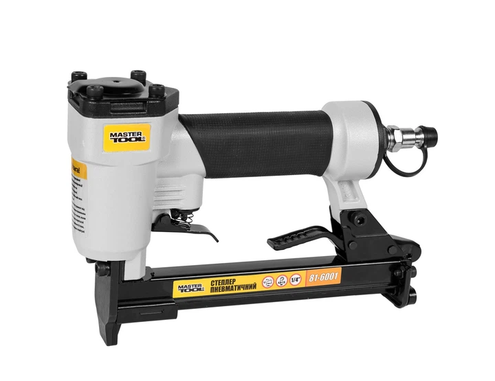 Степлер пневматический MASTERTOOL скоба тип 80 12,7х0,65х0,95 мм 6-16 мм 4,8 - 7,5 Вar в кейсе 81-6001 - Фото 1 Степлер пневматический MASTERTOOL скоба тип 80 12,7х0,65х0,95 мм 6-16 мм 4,8 - 7,5 Вar в кейсе 81-6001 - изображение 1
