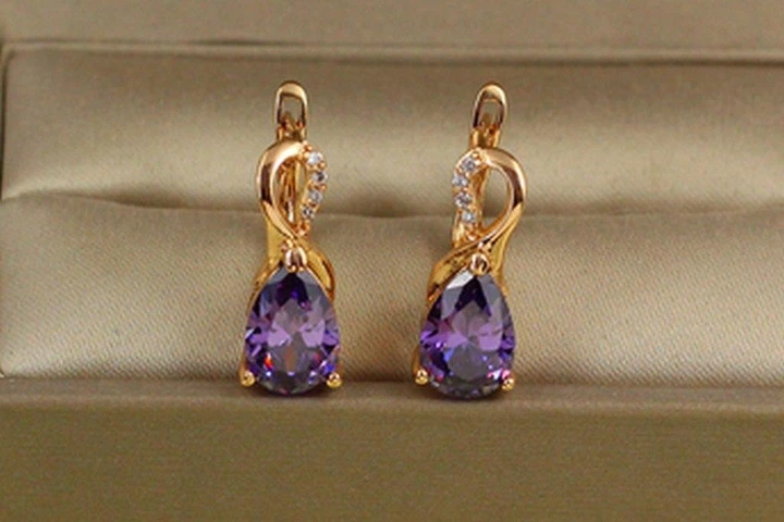 Серьги Xuping Jewelry Скандинавия с фиолетовым камнем 1,8 см золотистые - Фото 1 Серьги Xuping Jewelry Скандинавия с фиолетовым камнем 1,8 см золотистые - изображение 1