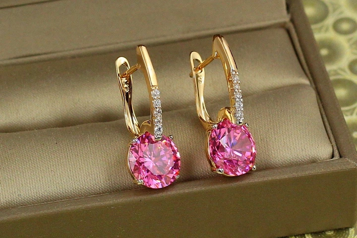 Сережки Xuping Jewelry Стрілка з родієм із великим рожевим каменем 2,7 см золотисті - Фото 2 Сережки Xuping Jewelry Стрілка з родієм із великим рожевим каменем 2,7 см золотисті - зображення 2