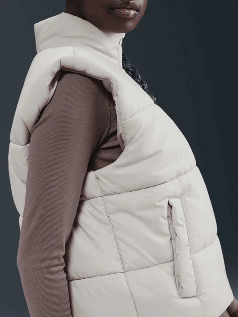 Теплий жилет короткий жіночий Nike W Nsw Tf Synfl Nk Clsc Vest FZ5922-072 S Молочний (0198484999412) - зображення 14