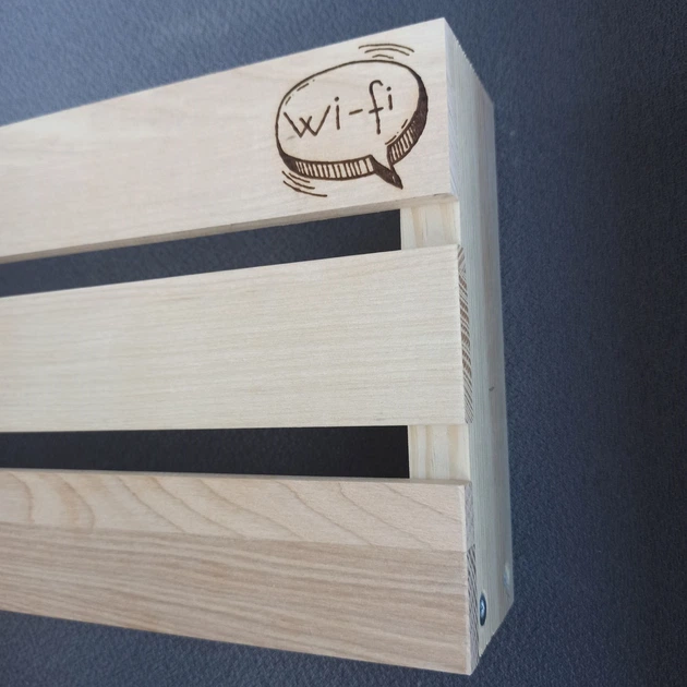 Полка для WI-FI роутера навесная с гравировкой PL013 - Фото 4 Полка для WI-FI роутера навесная с гравировкой PL013 - изображение 4