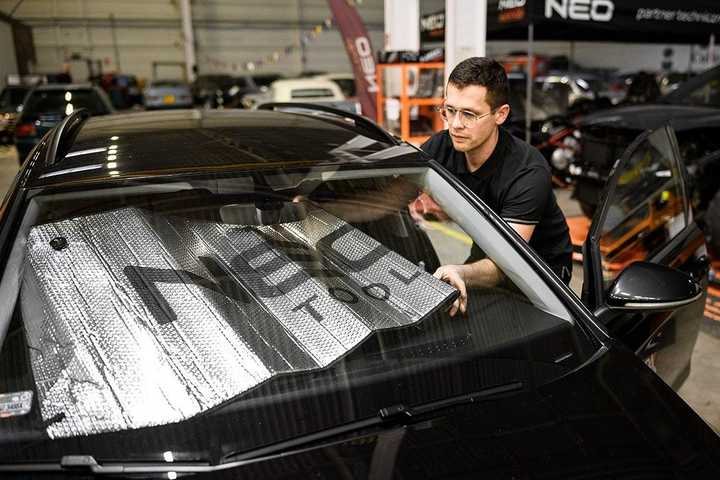 Захисний чохол на лобове скло NEO Tools 138 x 70 см 10-470 (5907558471076) - зображення 7