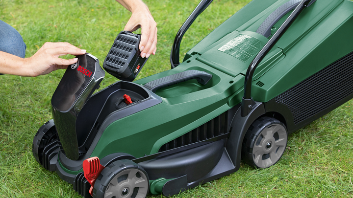 Акумуляторна газонокосарка Bosch CityMower 18V-32-300 + 1 x акумулятор PBA 18V 4.0 Ah + Ящик для трави 31 л + Зарядний пристрій AL 1830 CV (4059952562988) - зображення 11