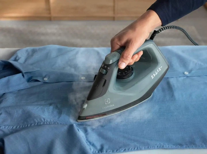 Праска Electrolux, 2400Вт, 250мл, паровий удар 110гр, керамічна підошва, зелено-чорний (00113359) - зображення 3