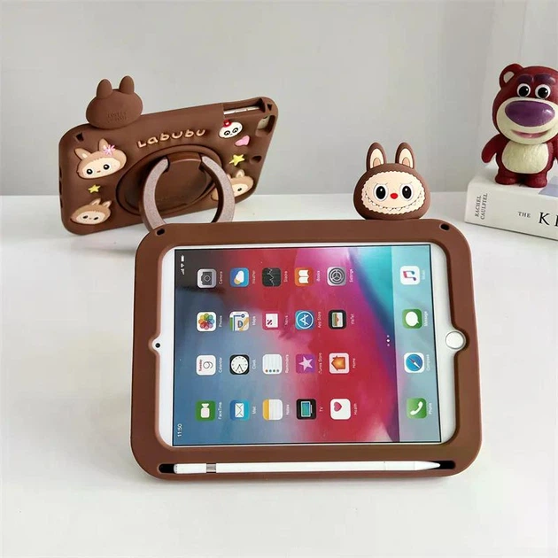Чехол детский Silikon Power с подставкой и ремешком Apple iPad 8 (10.2") 2020 Labubu - Фото 4 Чехол детский Silikon Power с подставкой и ремешком Apple iPad 8 (10.2") 2020 Labubu - изображение 4