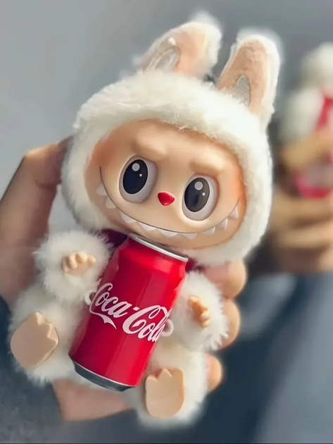 Лабубу іграшка сюрприз Coca Cola Labubu, брелок М'яка плюшева іграшка Ла бубу серії Cola 17 см - Фото 6 Лабубу іграшка сюрприз Coca Cola Labubu, брелок М'яка плюшева іграшка Ла бубу серії Cola 17 см - зображення 6