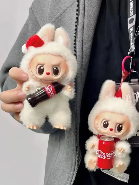 Лабубу іграшка сюрприз Coca Cola Labubu, брелок М'яка плюшева іграшка Ла бубу серії Cola 17 см - Фото 8 Лабубу іграшка сюрприз Coca Cola Labubu, брелок М'яка плюшева іграшка Ла бубу серії Cola 17 см - зображення 8