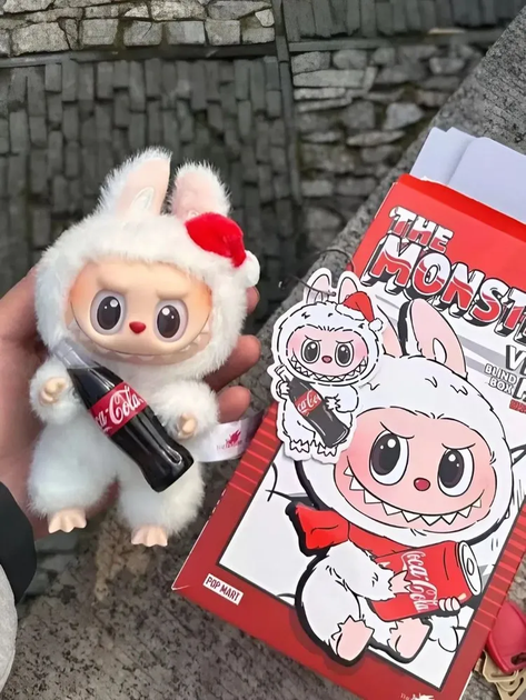 Лабубу іграшка сюрприз Coca Cola Labubu, брелок М'яка плюшева іграшка Ла бубу серії Cola 17 см - Фото 9 Лабубу іграшка сюрприз Coca Cola Labubu, брелок М'яка плюшева іграшка Ла бубу серії Cola 17 см - зображення 9