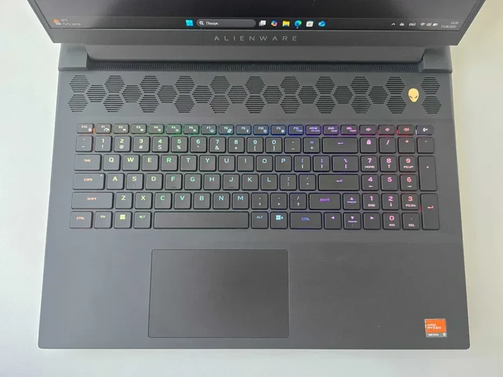Ноутбук Dell Alienware M18 R1 (2023) R9 7845HX/RTX 4070/RAM 16GB/SSD 1TB/IPS 480Hz Б\В - Б/У - Фото 4 Ноутбук Dell Alienware M18 R1 (2023) R9 7845HX/RTX 4070/RAM 16GB/SSD 1TB/IPS 480Hz Б\В - Б/У - изображение 4