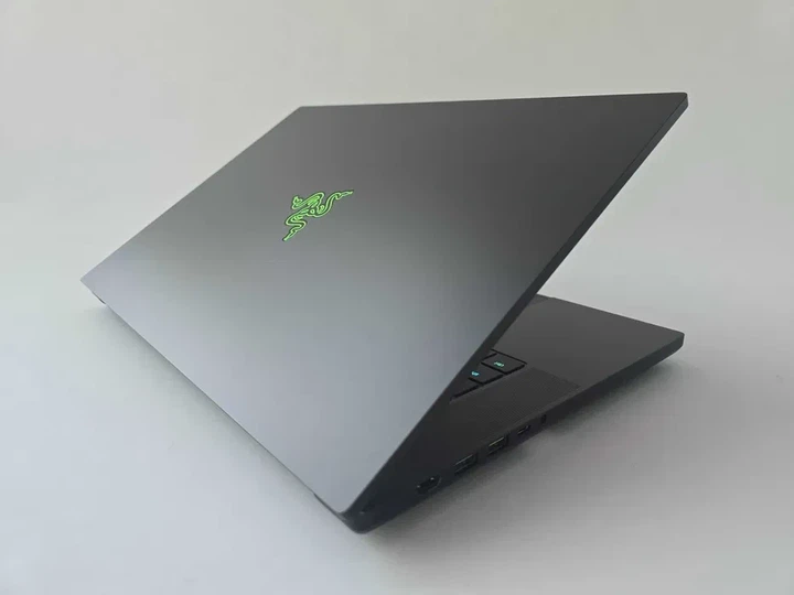 Ноутбук Razer Blade 16 (2023) I9 13950HX/RTX 4090/RAM 32GB/SSD 1TB/Mini-LED 4K Б\В - Фото 7 Ноутбук Razer Blade 16 (2023) I9 13950HX/RTX 4090/RAM 32GB/SSD 1TB/Mini-LED 4K Б\В - зображення 7
