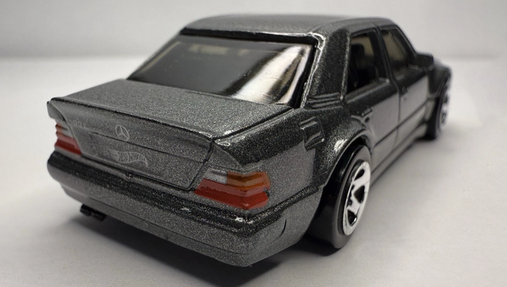 Hot Wheels Mercedes-Benz 500 E – Escala 1:64 Serie 70's Vs 90's – Nº 52/250 – Mattel 2025 (Color Gris Metálico)