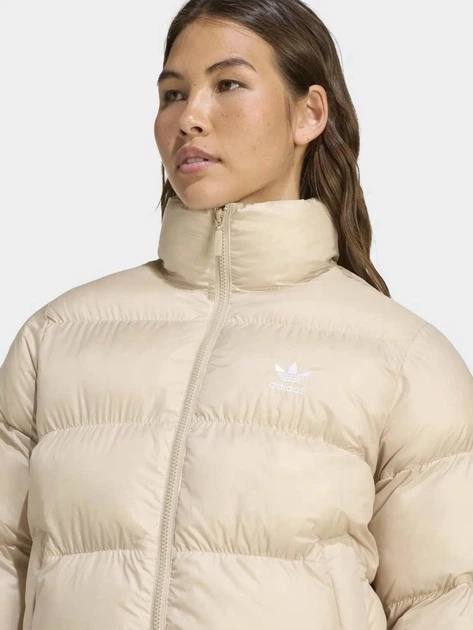 Пуховик зимний короткий женский Adidas Originals Adicolor JX2947 XS Коричневый/Серый (4068808477765) - Фото 4 Пуховик зимний короткий женский Adidas Originals Adicolor JX2947 XS Коричневый/Серый (4068808477765) - изображение 4