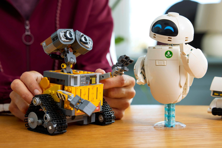 Zestaw klocków LEGO Disney Wall-E i Eva 811 elementów (43279) - obraz 9