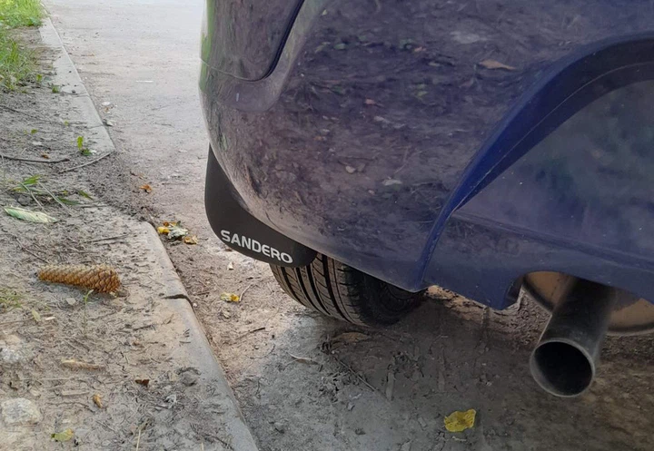 Комплект задних брызговиков (2 шт.) для Dacia Sandero 2007-2013 годов. - изображение 2