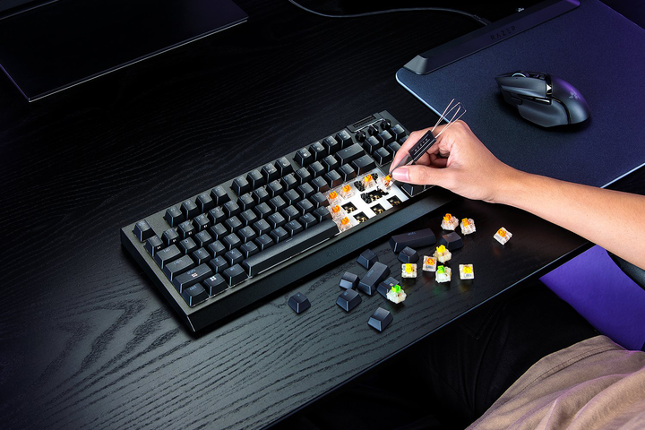 Klawiatura bezprzewodowa Razer BlackWidow V4 TKL Hyperspeed RGB Wireless/Bluetooth/USB Black (RZ03-05480100-R3M1) - obraz 9