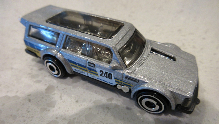 Машинка Базова Hot Wheels Volvo 240 Drift Wagon Wagons 1:64 JBB40