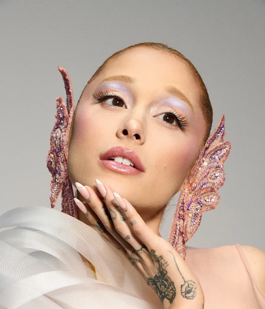 Набор для макияжа r.e.m. beauty x Wicked: For Good Glinda Makeup