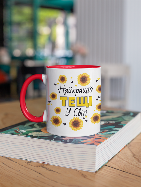 Чашка подарункова керамічна з принтом "Найкращій Тещі у світі" 330 мл, біла з червоною ручкою - зображення 3
