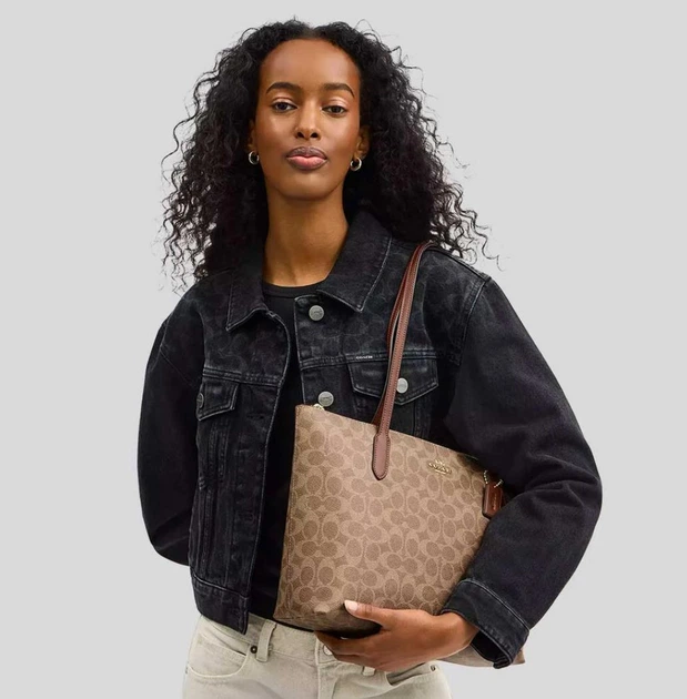 Жіноча сумка Coach Zip Top Tote Bag In Signature Canvas Tan/Brown