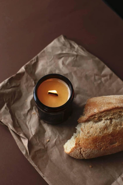 Соєва свічка FRENCH BREAD з ароматом свіжоспеченого хліба з потріскуючим ґнотом, 250 мл - Фото 5 Соєва свічка FRENCH BREAD з ароматом свіжоспеченого хліба з потріскуючим ґнотом, 250 мл - изображение 5