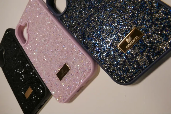 Чехол Swarovski Case для iPhone 17 противоударный защитный аксессуар в цвете Desert Gold - Фото 3 Чехол Swarovski Case для iPhone 17 противоударный защитный аксессуар в цвете Desert Gold - изображение 3