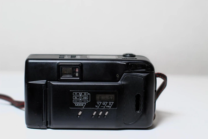 Плівковий фотоапарат Nikon TW Zoom Quartz Date 35-80 mm зі
