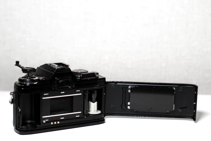 Плівковий дзеркальний фотоапарат Minolta X-700 з об'єктивом Tamron