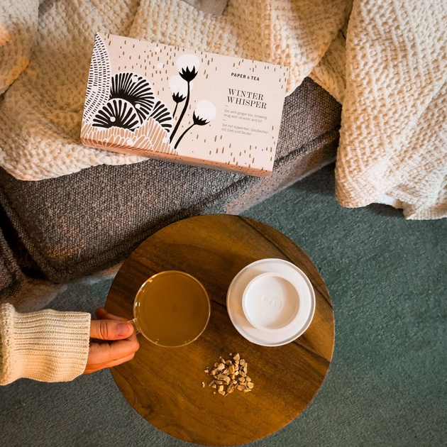 Zestaw szklany kubek z sitkiem Paper & Tea Winter Whisper + herbata (4055743055103) - obraz 2