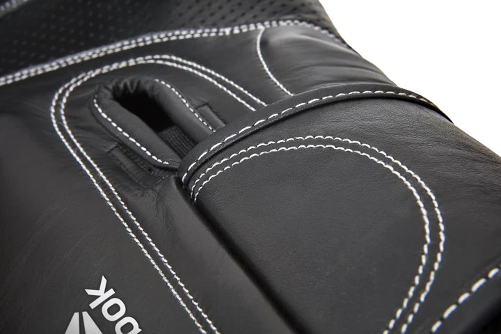 Боксерские перчатки Reebok Combat Leather Boxing Gloves (RSCB-10010WH-10) Black/White 10 унций - Фото 9 Боксерские перчатки Reebok Combat Leather Boxing Gloves (RSCB-10010WH-10) Black/White 10 унций - изображение 9