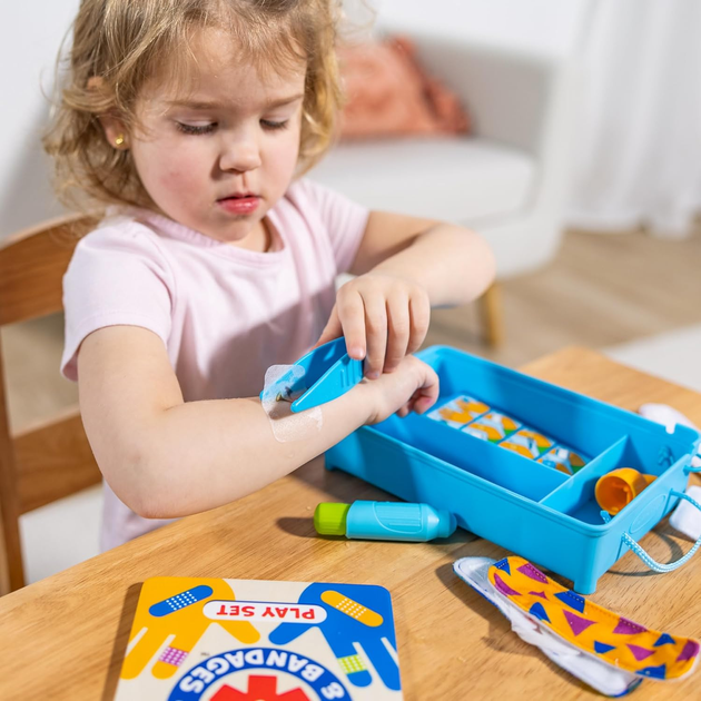 Набір Melissa & Doug Boo-Boos & Bandages Reusable Play Set (681147005556) - зображення 7