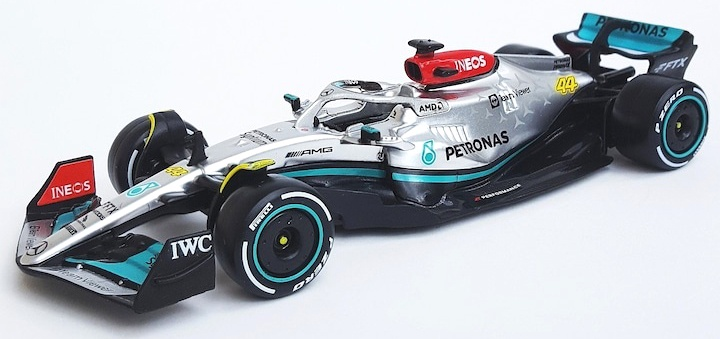 Metalowy model samochodu Bburago F1 Mercedes W13 Performance Lewis Hamilton 1:43 BB-18-38065-44 (4893993380657) - obraz 4