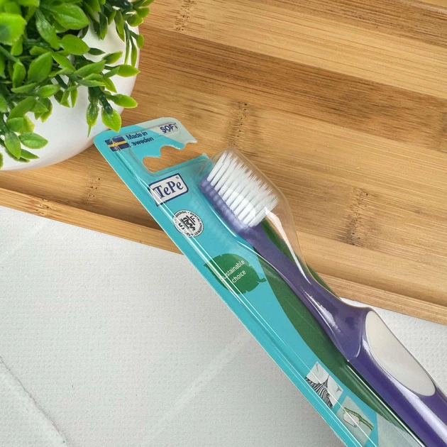 Зубна щітка TePe Supreme Soft (фіолетова), 1 шт - Фото 2 Зубна щітка TePe Supreme Soft (фіолетова), 1 шт - зображення 2